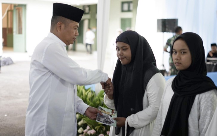 Danrem 083/Bdj Kolonel Inf Kohir memberikan santunan anak yatim, Selasa (17/3)