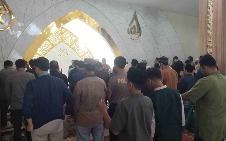 Jemaah salat Jumat di Masjid Jami Dhuyufur Rahman Kota Depok 