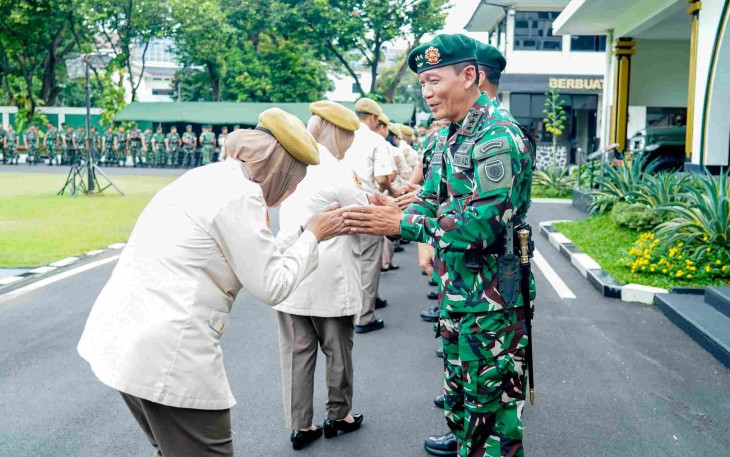 Pangkostrad Letjen TNI Mohammad Fadjar 