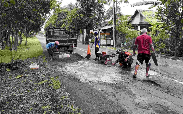 Tambal jalan di wilayah desa binaan 