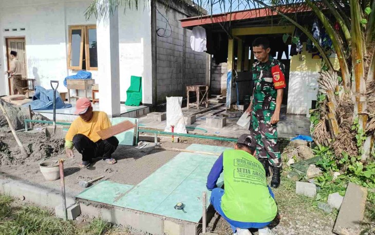 Gotong royong bangun sarana olahraga 