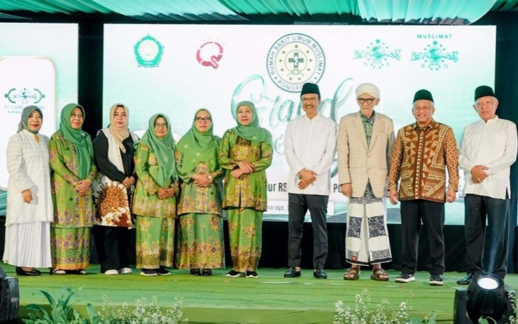 Mensos Saifullah Yusuf foto bersama usai meresmikan gedung Gus Dur di Ponorogo, Minggu (29/3)