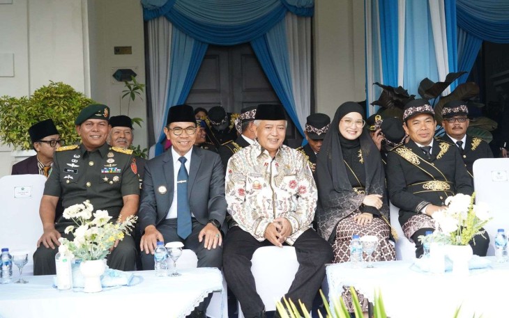 Bupati Malang Drs H.M. Sanusi (batik) saat menghadiri upacara HUT ke-112 Kota Malang, Rabu (1/4)