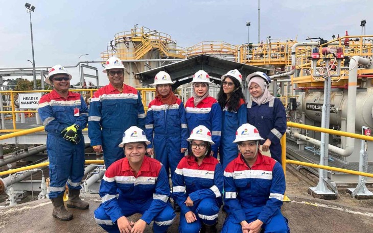 Dr. Farah dan tim peneliti Universitas Pertamina saat melakukan kunjungan lapangan ke salah satu pemangku kepentingan di Subang, Jawa Barat (2025).