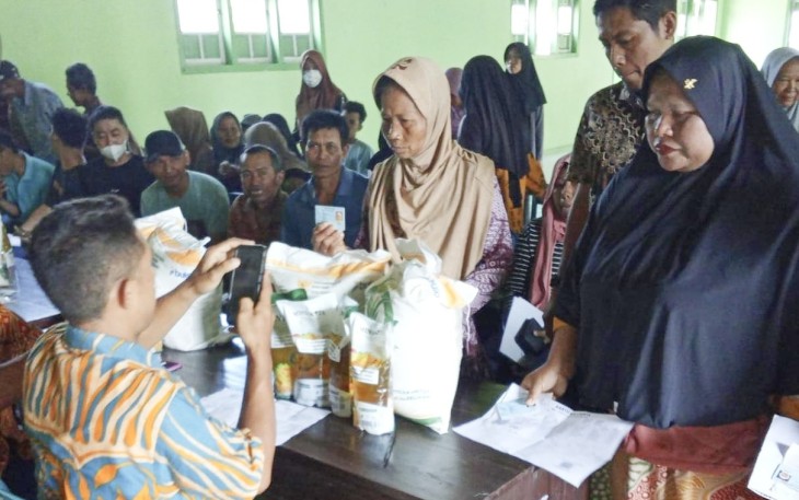 Penyaluran bantuan pangan di wilayah desa binaan 