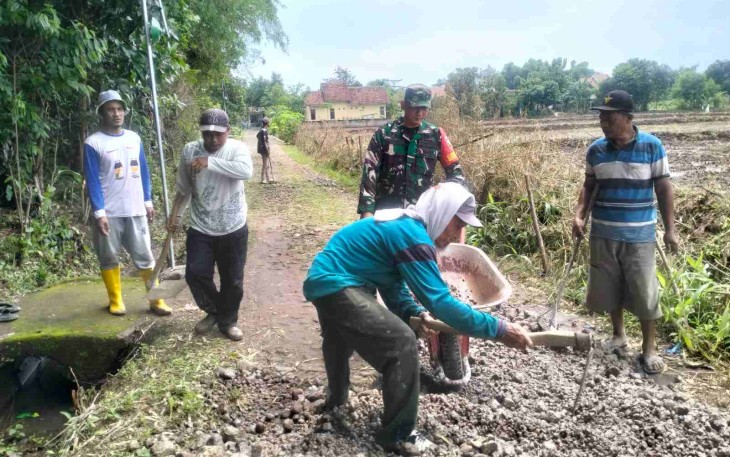 Pengerasan jalan wilayah desa binaan 