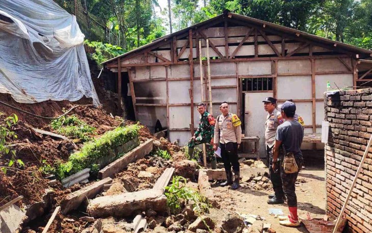 Evakuasi material longsor di wilayah desa binaan 