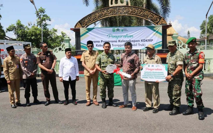 Dandim 0806/Trenggalek Letkol Inf Isnanto Roy Saputro menyerahkan simbolis kunci truk Kopdes Merah Putih 