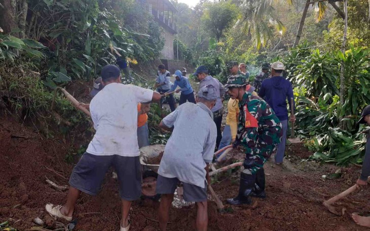 Evakuasi material longsor di wilayah desa binaan 
