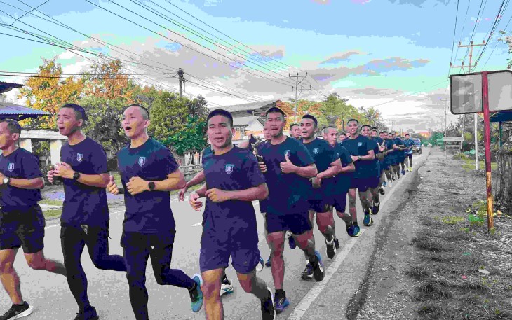 Lari pagi prajurit Satgas Yonarmed 12 Kostrad 