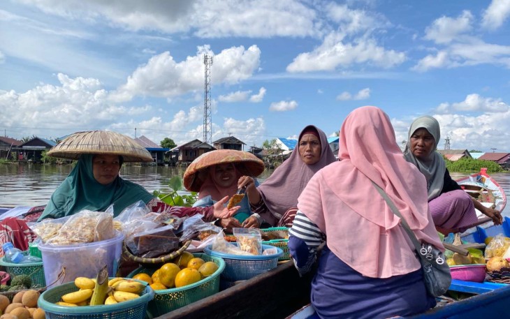 Dokumentasi observasi lapangan tim riset Universitas Pertamina dalam mengikuti aktivitas harian warga pesisir menggunakan perahu tradisional