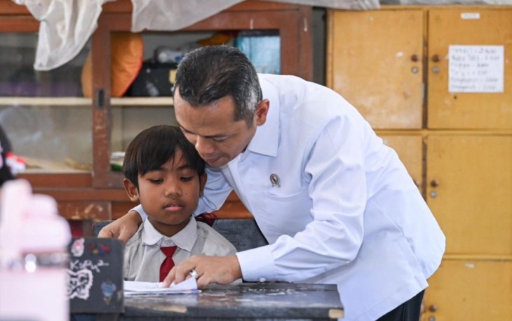 Wamendikdasmen Fajar Riza Ul Haq bersama siswa di Mataram, NTB, Senin (13/4)