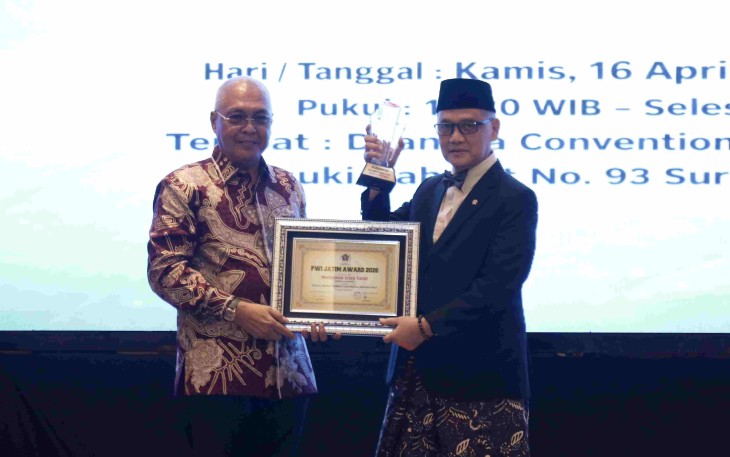 Menhaj Moch Irfan Yusuf saat menerima penghargaan di Surabaya, Kamis (16/4)