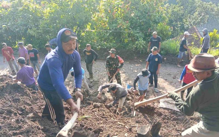 Gotong royong di wilayah desa binaan