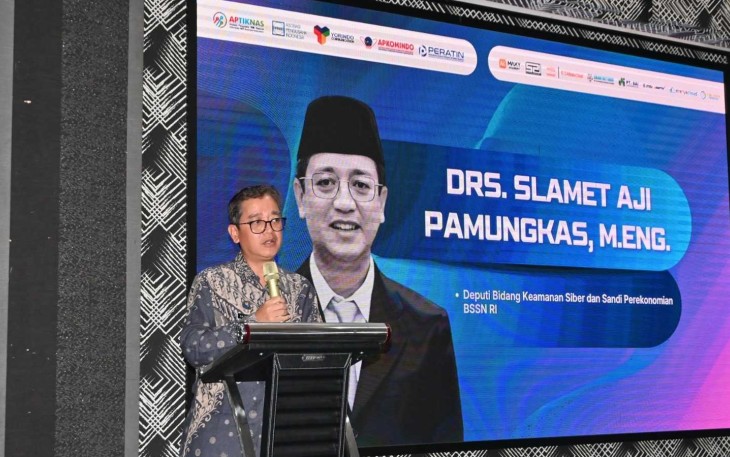 Drs. Slamet Aji Pamungkas, M.Eng., Deputi Bidang Keamanan Siber dan Sandi Perekonomian BSSN RI sebagai narasumber pada kegiatan "AI Driven Secure & Efficient" di Holiday Inn Jababeka, Cikarang, 9 April 2026.