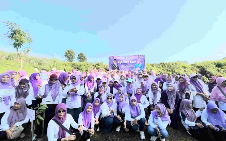 Fun walk dan tanam pohon di Kawasan Ekonomi Khusus Singhasari, Kabupaten Malang, Sabtu (18/4)