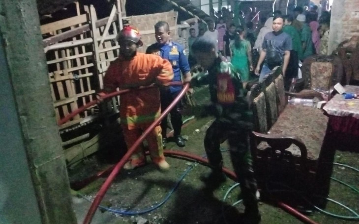 Padamkan kebakaran kandang di wilayah desa bjnaan