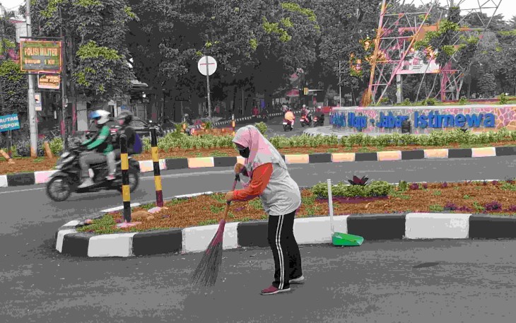 Ibu Dina, sosok Kartini pejuang lingkungan penjaga kebersihan, Selasa (21/4/2026)