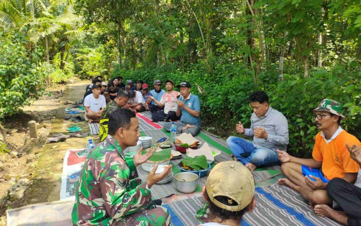 Syukuran bersama warga dalam pengerjaan Pra TMMD ke-128 Kodim Trenggalek