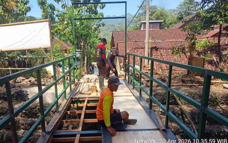 Pengerjaan jembatan perintis garuda tahap III di Kabupaten Ponorogo