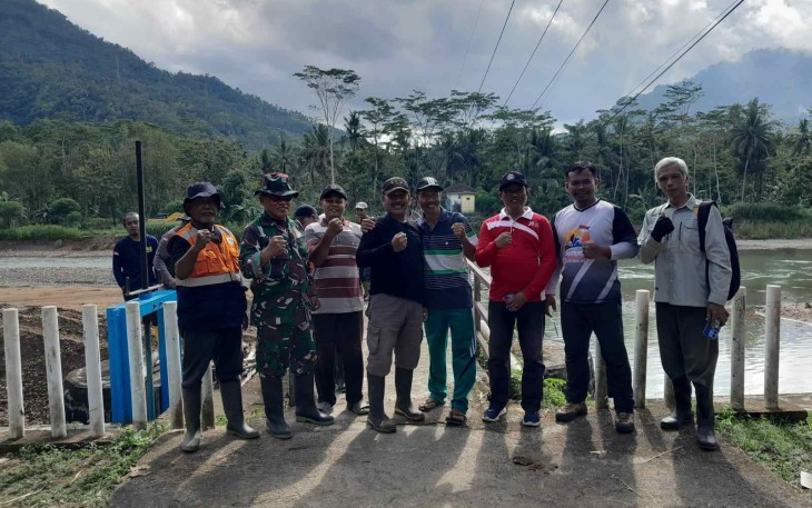 Pembersihan saluran irigasi