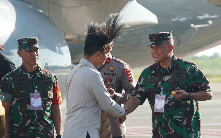 Dankodaeral XIV Laksamana Muda TNI Djatmoko menyambut Wapres Gibran, Selasa (21/4)