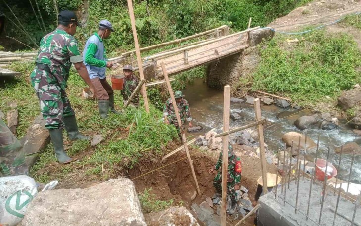 Pembangunan pondasi jembatan perintis garuda