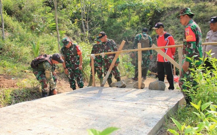 Dansatgas TMMD Ke-128 Kodim Trenggalek Letkol Inf Isnanto Roy Saputro