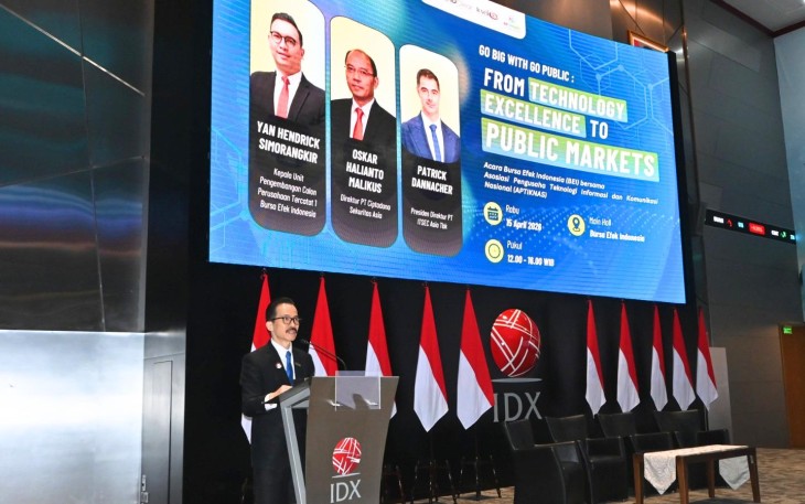 Ketua Umum DPP APKOMINDO sekaligus DPP APTIKNAS, Ir. Soegiharto Santoso, S.H., saat menyampaikan sambutan dalam kegiatan Go Public Workshop bertajuk “Go Big with Go Public: From Technology Excellence to Public Markets” yang diselenggarakan di Main Hall Bursa Efek Indonesia, Jakarta, 15 April 2026.