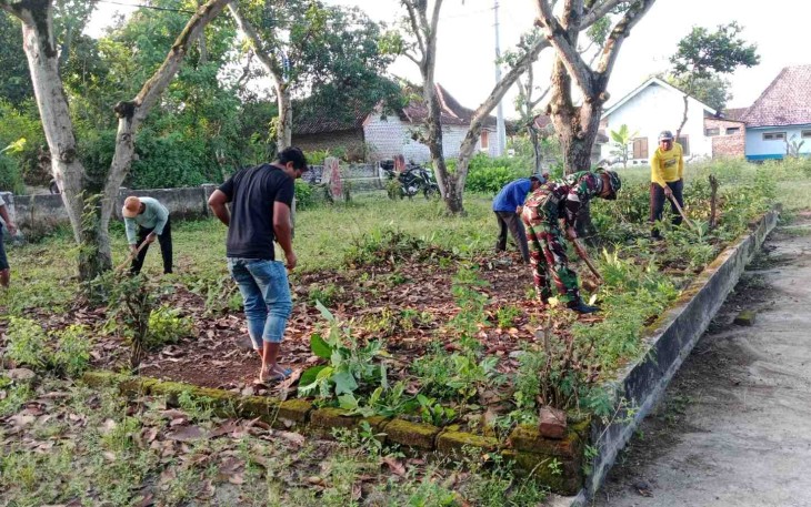Kerja bakti bersihkan lingkungan