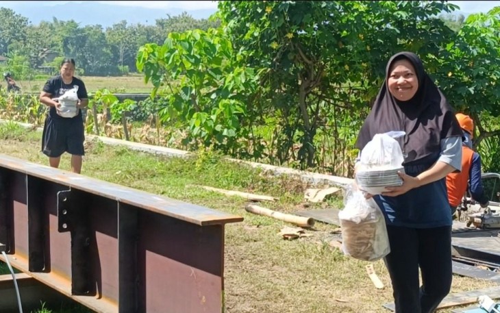 Ibu-ibu Ponorogo bawakan makanan pekerja jembatan perintis garuda