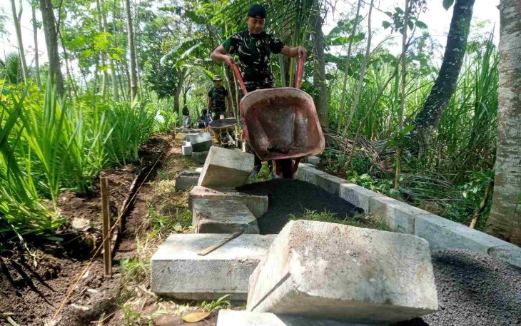 Pengerjaan akses pavingisasi jalan desa Brabe
