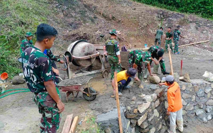 Pembangunan tanggul penahan jalan