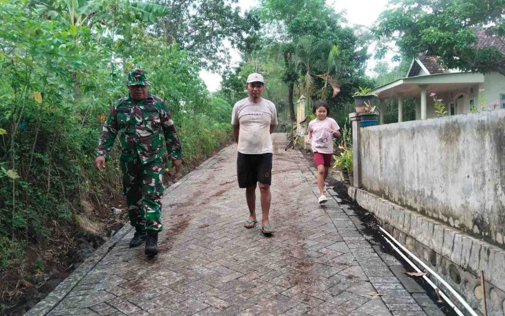 Warga Dusun Klagin menikmati jalan paving baru