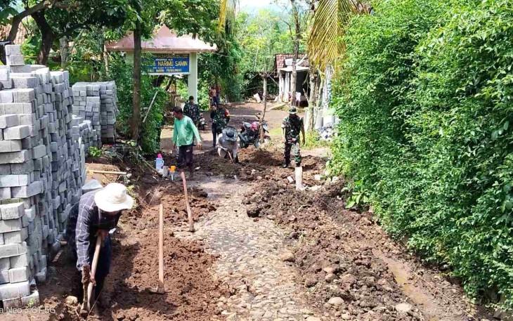 Kasdim 0820/Probolinggo Mayor Caj Aminuddin Abadi meninjau pengerjaan pavingisasi jalan di Dusun Klagin Desa Brabe, Rabu (29/4)