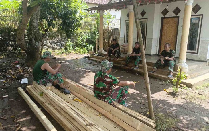 Pererat komunikasi sosial dengan warga saat istirahat makan siang