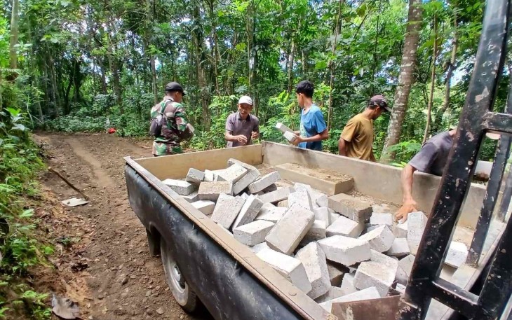 Pengerjaan pavingisasi jalan Desa Sukerejo