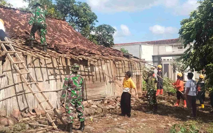 Pembersihan material pasca puting beliung