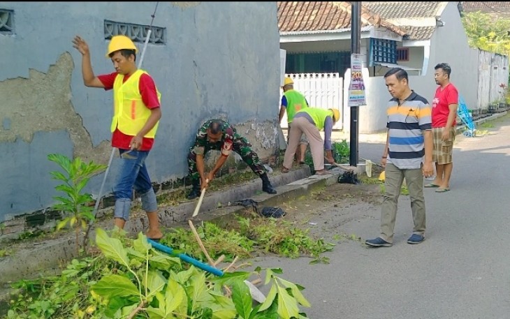 Pembersihan lingkungan bersama warga