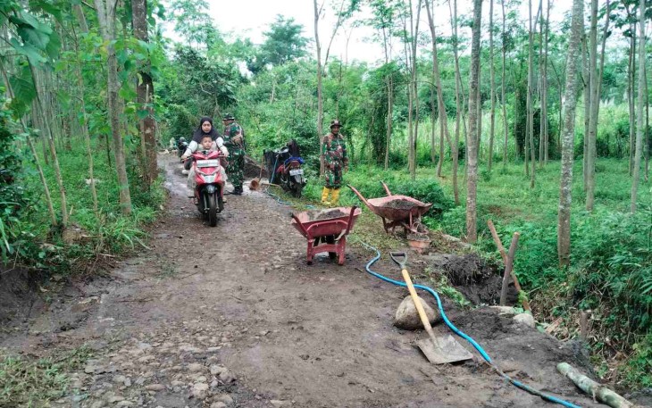 Warga Dusun Klagin melintasi jalan