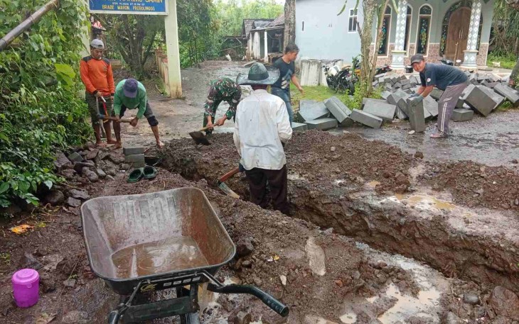 Pemasangan buis beton saluran air