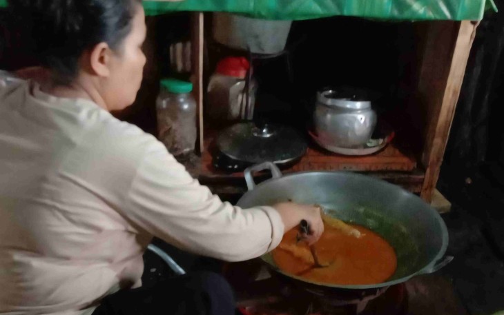 Ibu Martati mempersiakan hidangan satgas TMMD Kodim Selayar