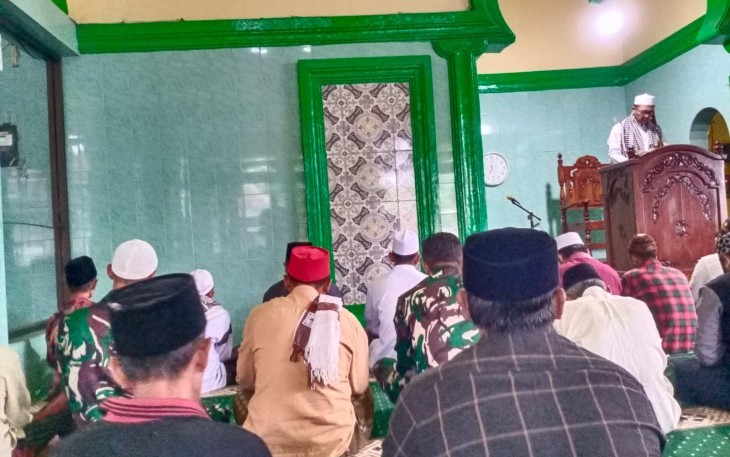 Sholat berjamaah di Masjid Al Karomah