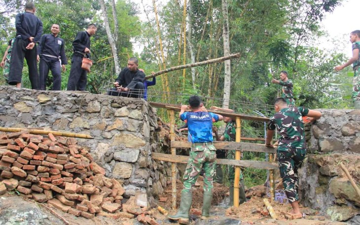 Pembangunan jembatan di Desa Sukorejo