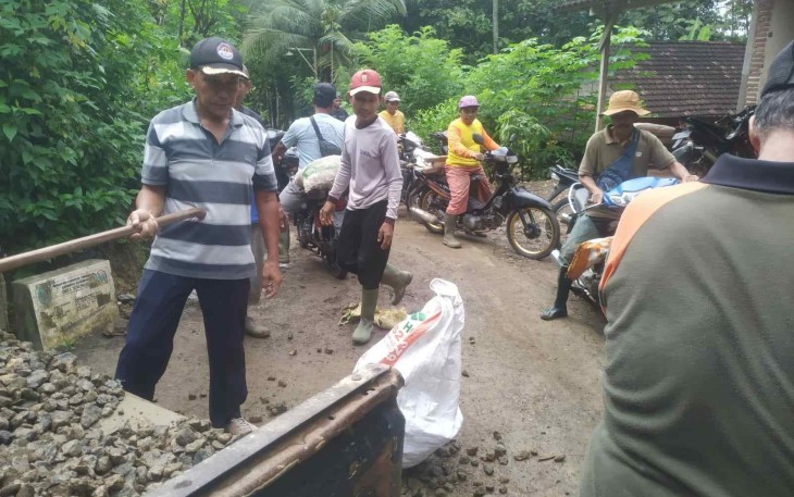 Warga Sukorejo Gotong Royong Langsir Material 