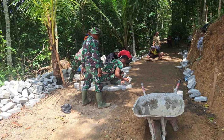 Pemasangan paving blok jalan Desa Sukorejo