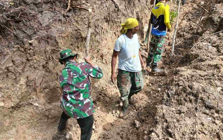 Pengerjaan drainase di desa Batangmata Sapo