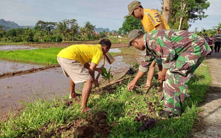 Kerja bakti bersihkan lingkungan