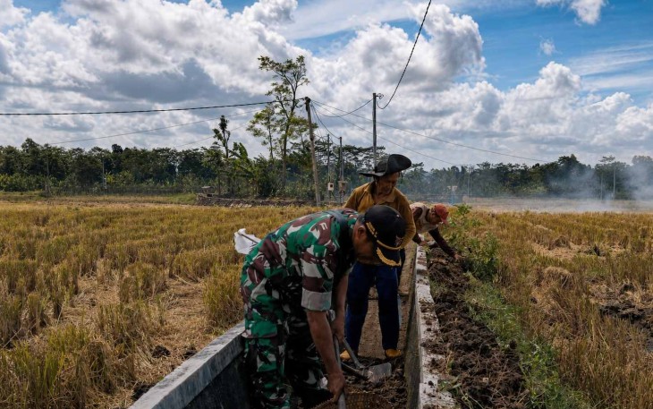 Normalisasi saluran irigasi di wilayah desa binaan