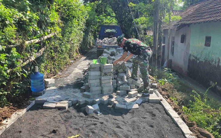 Pemasangan paving di dusun Klagin